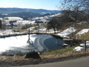 Blick nach S�dwesten �ber den Rotenhof (rechts) auf St.Peter am 12.1.2009 - Reiher auf dem Stab im Brandweiher