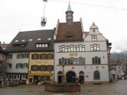 Blick nach Nord zum Staufener Rathaus am 4.2.2009 - Riss im Rathaus Caf� 