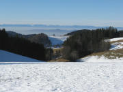 Blick von "Auf der Eck" nach Westen �ber den Klausenhof in Rohr und den Rheintalnebel zu den Vogesen am 12.1.2009