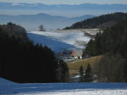 Tele-Blick von "Auf der Eck" nach Westen �ber den Klausenhof in Rohr und den Rheintalnebel zu den Vogesen am 12.1.2009