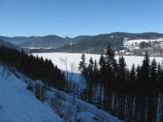 Blick nach Südwesten über den zugefrorenen Titisee zu Feldberg und Seebachtal am 9.1.2009
