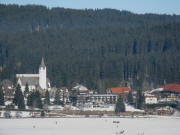 Blick nach Nordwesten über den zugefrorenen Titisee zu Kurhaus und Kirche von Titisee am 9.1.2009