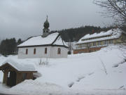 Blick nach S�den zur Kirche von Weg und Pension H�hner am 27.1.2009