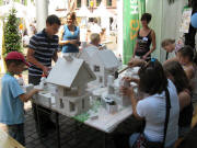 Kinder bauen ihre Häuser am 4.7.2009 beim Genossenschaftstag, rechts Saskia Lickert von Raiffeisen Kirchzarten