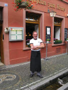 Albrecht Hipp vor seinem Gasthaus am 17.7.2009 