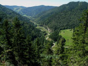 Blick vom Aussichtspunkt Roter Felsen nach Südwesten übers Prägbachtal bis Herrenschwand am 29.7.2009