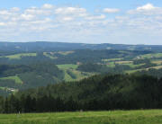 Tele-Blick vom Oberen Fahrenberg ob Breitnau nach Norden über den Spirzen mit Fallerhäusle (links) zu den Schweighöfen am 26.7.2009