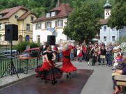 Blick nach Norden zu Schule, Rathaus und Kirche am 18.7.209: Flamenco auf der Ebneter Dorfbachbr�cke