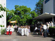Fronleichnamsprozession trifft an der Auferstehungskirche ein am 14.6.2009