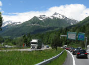 Blick nach Norden bei Airolo am 20.6.2009: Stau am Eingang zum Gotthardtunnel, oben die Strasse zum Gotthard-Pass