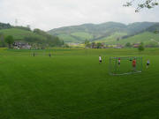 Blick nach Norden vom Gummenwald �ber den Fu�ballplatz ins Ibental am 1.5.2009