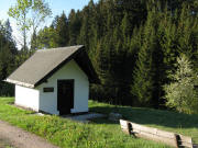 Blick nach S�den zur Kapelle Lanzenfurt im Wald zwischen Sch�nenbach und Mettma-Tal am 17.5.209