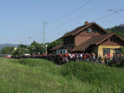 SC-Fans am 24.5.2009 am Bahnhof FR-Littenweiler: Blick nach Osten