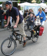 Geniale Konstruktion: Auch der stolze Tandem-Junior kann treten