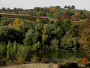 Tele-Blick nach Westen �ber die Fischweiher bei Ettenheimweiler hoch zum Heubergturm am 27.10.2009