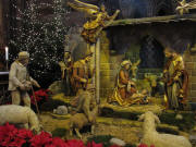 Weihnachtskrippe im Freiburger M�nster am 26.12.2009: Links Erzbischof Zollitsch