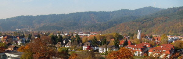 Blick vom Kirchturm Littenweiler am 29.10.2009 nach Nordwesten: Bahnhof, Kartaus, SC-Stadion, Roßkopf-Windräder 