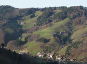 Tele-Blick vom Lusth�usle nach Westen �ber Spielweg zu Gstiehlhof (Mitte rechts) und Gipfhof (links oben) am 19.11.2009