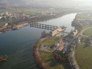 Blick nach Nordosten zum Flusskraftwerk Rheinfelden am 21.4.2009