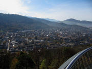 Blick vom Schlossbergturm am 31.10.2009 nach S�den �ber die Wiehre im Nebeldunst