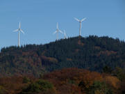Blick vom Schlossbergturm am 31.10.2009 nach Osten zu den Windr�dern am Ro�kopf