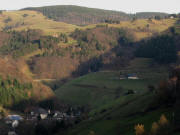 Blick vom Steinbrunnen nach Norden �ber Spielweg zum Helmiseck und Sch�rlebuck (rechts oben) am 19.11.2009