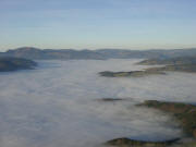 Blick nach Norden �bers neblige Wiesental zu Belchen, Schauinsland und Feldberg (von links) im Dez. 2004 