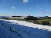 Blick vom Hinteren Willmen nach Westen �ber Vorderwillmen, Amandenhof und Stockbl�sihof zu den Vogesen am 19.10.2009 - der erste Schnee