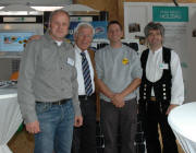 Dr. Franz Alt mit Zimmermeister Franz Gremmelspacher, Elektromeister Marco Weber und Zimmermeister Vinco Miocic (von links) am 19.9.2009 in St.Peter