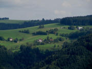 Tele-Blick nach Osten vom Bernauerhof über den Spirzen zu Freyel und Beckenhof am Fahrenberg (ganz oben) am 26.8.2009