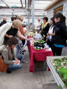 Kr�uterabend bei Friderich in Sasbach am 18.9.09: Am Stand von Edith Fehrenbach geht sogar die Presse auf die Knie