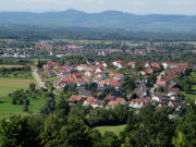 Tele-Blick von der Hochburg nach Westen �ber Windenreute zum Kaiserstuhl am 6.9.2009