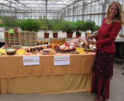 Kr�uterabend bei Friderich in Sasbach am 18.9.2009: Nicole Kaiser aus Gutach an Ihrem Stand im Gew�chshaus