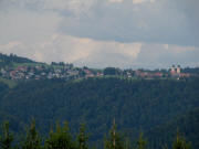 Tele-Blick nach Osten vom Bernauerhof �ber den Schweigbrunnen auf St.M�rgen am 26.8.2009