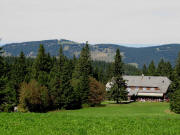 Tele-Blick �ber das Berggasthaus St�benwasen zum Schauinsland-Gipfel am 9.9.2009