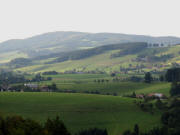 Blick nach Nordwesten vom Steighof �bers Wagensteigtal zum Zwerisberg am 26.4.09: Rufenthomashof, Hanissenhof und Kussenhoch (von links). Kandel oben