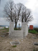 Blick nach Westen zu Annakapelle und Annakreuz (hinten) am 17.4.2010