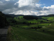 Blick von oberhalb Urishof nach Westen ins Bruckbach sowie Eckbach (links) am 1.9.2010