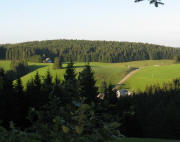 Blick von der B500 nach Norden �ber den Rothansenhof zu Leimoos am 1.9.2010 in der Abendsonne 