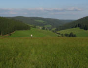 Blick von der Anh�he bei Lettwies nach Osten ins Linachtal am 1.9.2010 - vorne Lettwies-Altbauer Heine
