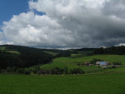 Blick nach Nordwesten �ber Lorenzenhof und Konradenhof (links) ins Oberjostal am 1.9.2010