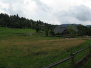 Blick nach S�den zum Reitgeb�ude beim Michelhof am 17.8.2010