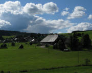 Tele-Blick  vom Obertal nach Westen auf Waldau am 1.9.2010 - rechts der Behashof