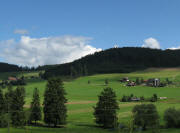 Blick vom F�rberhof nach Osten nach Schw�rzenbach zu Willmershof (rechts) und Schachenbauernhof am 1.9.2010