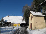 Blick nach Westen in Burg am Wald am 2.1.2010 zu Laubishof und Laubishofkapelle