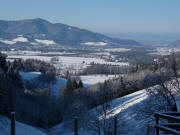 Tele-Blick vom H�uslemaierhof am 2.1.2010 nach S�dwesten �ber Burg am Wald und Kirchzarten zum Kybfelsen