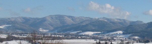 Blick von Freiburg-Kappel nach Osten ins Dreisamtal über Kirchzarten zum Hochschwarzwald am 10.1.2010