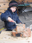 Junger Maurer am 27.3.2010 - fr�h �bt sich