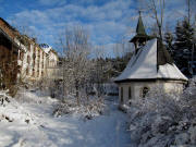 Blick nach Nordosten zum Gasthaus Ravenna (links) und Kapelle in Breitnau-�denbach am 5.1.2010