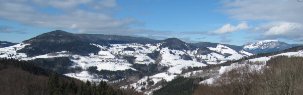 Blick von Rohrberg nach Westen übers Wiesental zu Pfaffenberg, Ittenschwander Horn und Belchen (von links) am 21.2.2010